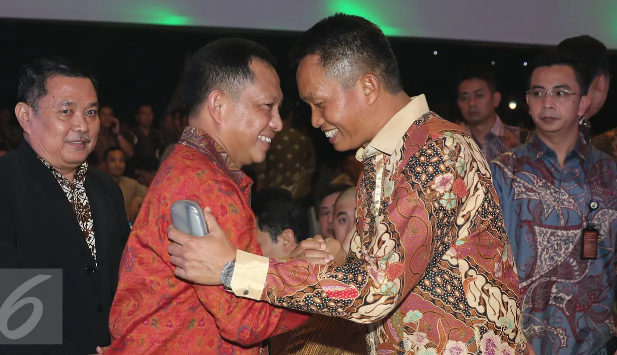 Mantan Kalpoda Metro Jaya, Irjen Pol Tito Karnavian bersalaman dengan penggantinya Irjen Pol Moechgiyarto pada saat acara Pisah Sambut Kapolda Metro Jaya di Balai Pertemuan Polda Metro Jaya, Jakarta, Senin (21/3). (Liputan6.com/Herman Zakharia)