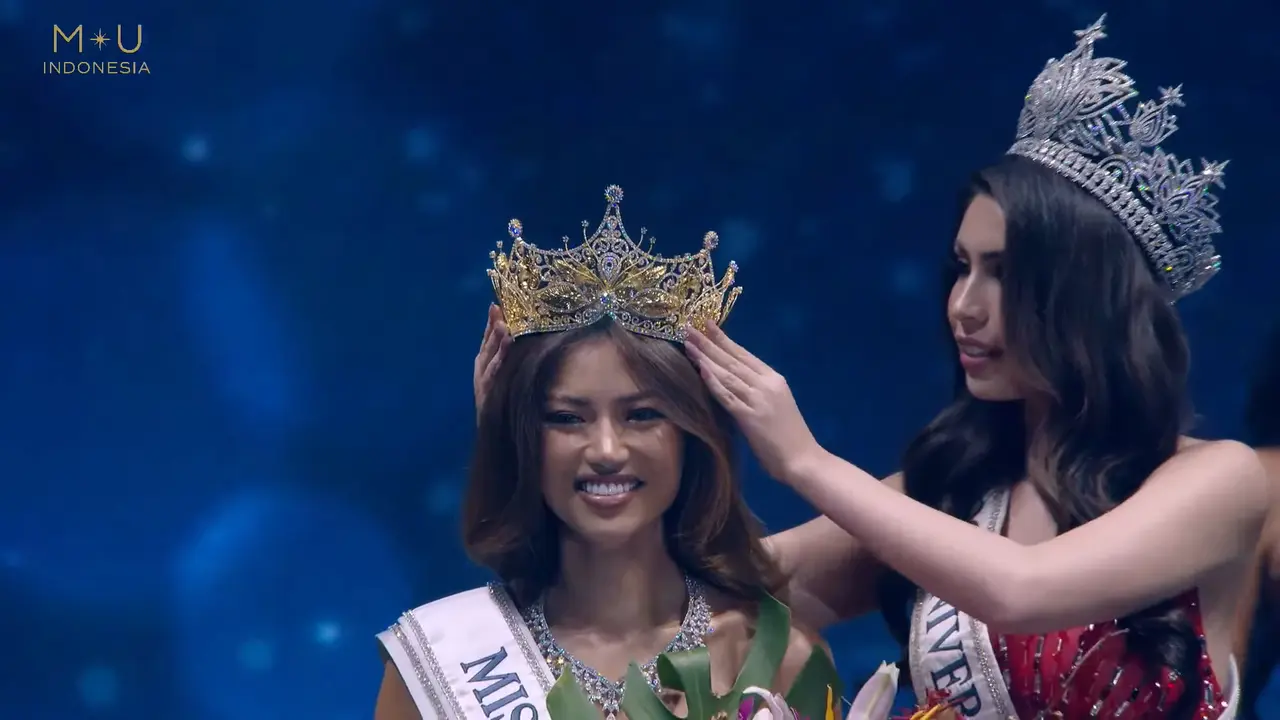 Mahkota yang Dikenakan Sanly