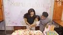 Sarwendah ditemani Ruben Onsu dan putri mereka, Thalia meniup lilin ulang tahunnya di kawasan Pejaten, Jakarta, Selasa (29/8). Tepat di pergantian hari, Ruben berikan kejutan ulang tahun ke-28 pada sang istri, Sarwendah.  (Liputan6.com/Herman Zakharia)