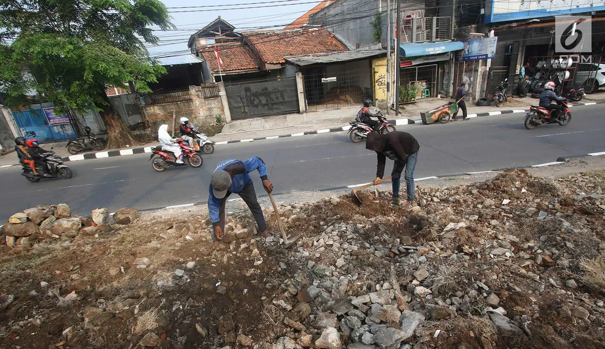 Pekerja menyelesaikan pembuatan taman dan trotoar di sepanjang Jalan Raya Lenteng Agung Timur, Jakarta, Kamis (28/9). Pembuatan taman bertujuan untuk ruang terbuka hijau agar tidak disalahgunakan sebagai hunian liar. (Liputan6.com/Immanuel Antonius)