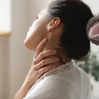 Neck tension adalah ketegangan pada otot leher yang sering muncul akibat stres, posisi tubuh yang terlalu lama, atau kebiasaan tidur yang kurang tepat. [Dok/freepik.com]