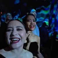 Lihat di sini tampilan Prilly Latuconsina saat nonton final show Adelle. [@prillylatuconsina96].