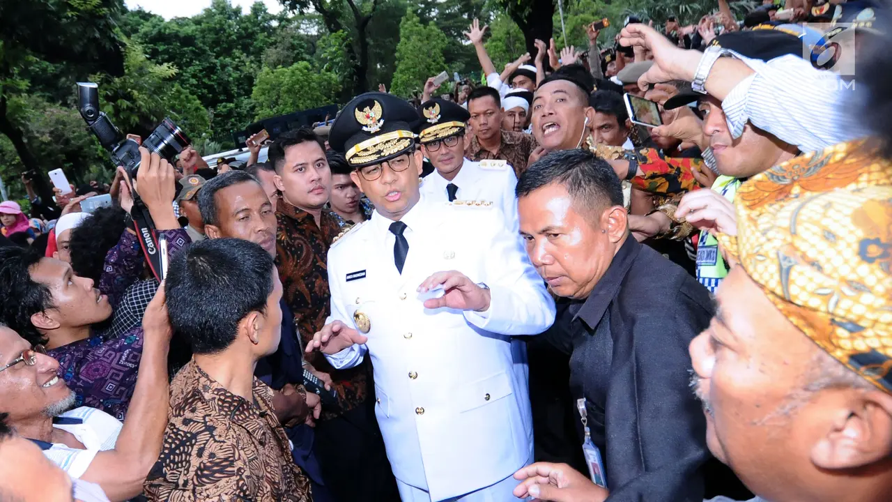 Warga Sambut Anies-Sandi di Balai Kota Jakarta
