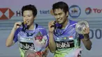 Tontowi Ahmad/Liliyana Natsir merayakan kemenangan atas pasangan Malaysia, Chan Peng Soon/Goh Liu Ying pada final Indonesia Open 2018 di Istora Senayan, Jakarta, Minggu, (8/6/2018). Tontowi/Liliyana menang 21-17, 21-8. (Bola.com/M Iqbal Ichsan)