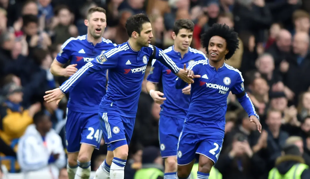 Pemain Chelsea merayakan gol yang dicetak Cesc Fabregas ke gawang West Ham United dalam dalam lanjutan Liga Inggris di Stadion Stamford Bridge, London, Sabtu (19/3/2016). (Reuters/Hannah Mckay)