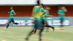 Rizky Ripora terlihat berlari mengikuti arahan pelatih pada sesi latihan timnas Indonesia  di Stadion Maguwoharjo, Sleman, Jumat (7/10/2016). (Bola.com/Nicklas Hanoatubun)
