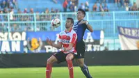 Pemain muda Arema Cronus, Ryuji Utomo saat mengawal striker Madura United, Pablo Rodriguez pada babak penyisihan Piala Gubernur Kaltim. (Bola.com/Iwan Setiawan)