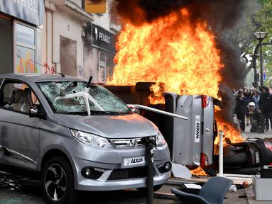 Sejumlah kendaran dibakar saat terjadi aksi demonstrasi pada peringatan Hari Buruh di Paris, Prancis (1/5). Hari Buruh pada umumnya dirayakan pada tanggal 1 Mei, dan dikenal dengan sebutan May Day. (AFP/Alain Jocard)