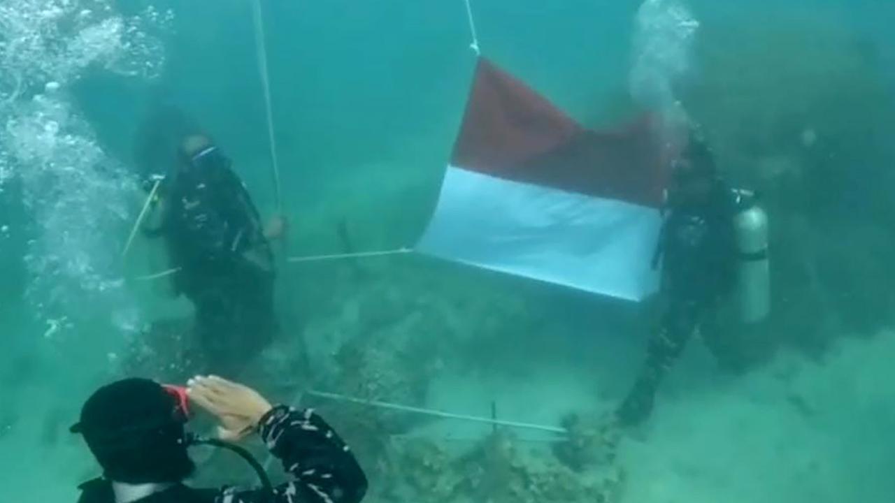 FOTO: Keren! Lanal Banten Kibarkan Merah Putih dari Dasar Laut Pulau Sangiang