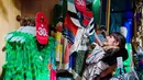 Salah satu pelanggan wanita terlihat bersemangat memilih dan mendapatkan pakaian secara gratis dari gerai Desigual di Berlin, Jerman, (20/6/2014). (REUTERS/Thomas Peter)