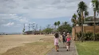 Wisatawan asing berjalan di sekitar Pantai Nusa Dua, Bali setelah gempa bumi, Senin (6/8). Aktivitas pantai Nusa Dua Bali masih ramai wisatawan asing setelah adanya gempa 7 pada skala richter yang berpusat di Lombok NTB. (Liputan6.com/Faizal Fanani)