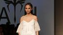Seorang model berpose di atas catwalk mengenakan karya Barli Asmara yang bernama All The Horses dalam peragaan busana IPMI Trend Show 2017 di Senayan City, Jakarta, Selasa, (8/11). (Liputan6.com/Gempur M. Surya)
