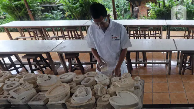FOTO: Mengintip Pembuatan Keramik Hias Aneka Bentuk di Depok