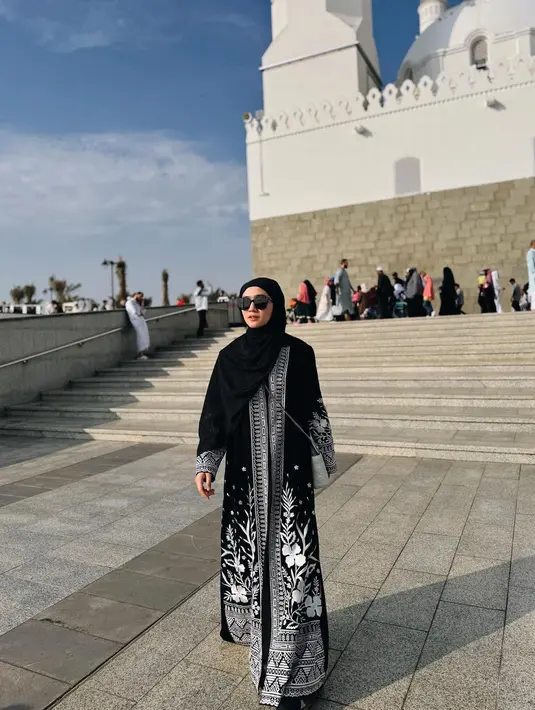 Ia mengenakan abaya hitam dengan motif putih yang simple tapi elegan [@febbyrastanty]