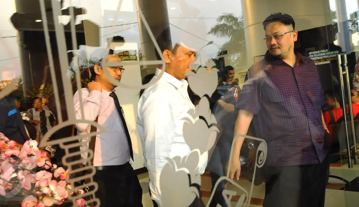 Farhat Abbas saat berada di Kejaksaan Negeri Jakarta Selatan, Kamis, (1/10/2015). Kejari Jakarta Selatan resmi menetapkan Farhat Abbas sebagai tahanan kota selama 20 hari ke depan. (Liputan6.com/Faisal R Syam)