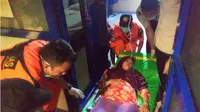 Aswati (30) saat ditandu dari atas kapal sesudah melahirkan diatas Kapal Jetliner. (Liputan6.com/Ahmad Akbar Fua)
