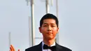 Usai menggelar pesta pernikahan, Song Joong Ki  dan Song Hye Kyo langsung terbang ke Eropa untuk berbulan madu. Bicara soal pekerjaan, ternyata event MAMA 2017 nanti akan menjadi penampilan Song Joong Ki setelah menikah. (AFP/Jung Yeon-Je)
