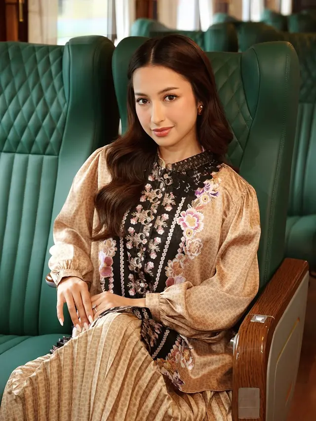 Serasi Bak Mini-Me! Gaya Kompak Jennifer Coppen dan Kamari dalam Balutan Baju Lebaran Bernuansa Emas