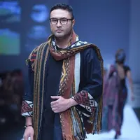 Surya Saputra berlenggak lenggok di atas catwalk dalam ajang Jakarta Fashion Week 2019 (dok. instagram @suryasaputra507/https://www.instagram.com/p/BpT9nUig0ye/?hl=en&taken-by=suryasaputra507/Dadan Eka Permana)