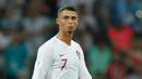 Dua tahun sebelum berlaga di Rusia, Cristiano Ronaldo bersama Portugal sukses menjuarai Piala Eropa 2016. Ronaldo tentunya masih jadi andalan, sekaligus kapten dan motor serangan. Namun, nafas armada Fernando Santos tersebut hanya sampai pada 16 besar dan dipaksa menyerah 1-2 oleh Uruguay. (AFP/Odd Andersen)