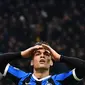 Striker Inter Milan, Lautaro Martinez, tampak kecewa gagal membobol gawang Barcelona pada laga Liga Champions di Stadion San Siro, Milan, Selasa (10/12). Inter kalah 1-2 dari Barcelona. (AFP/Miguel Medina)