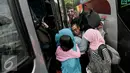 Pemudik memasuki bus di Terminal Kampung Rambutan, Jakarta, Jumat (1/7). H-5 jelang puncak arus mudik Lebaran 2016, terminal Kampung Rambutan mulai dipadati pemudik. (Liputan6.com/Yoppy Renato)