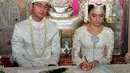 Setelah menjalani ijab qabul, Nycta Gina dan Rizky Kinos menandatangani buku nikah. Dokter cantik atau yang biasa dikenal dengan Jeng Kelin ini menjalin kasih dengan Rizky Kinos semenjak 2 tahun belakangan.  (Deki Prayoga/Bintang.com)