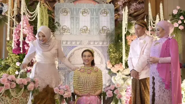 Momen siraman Aaliyah Massaid oleh Aurel Hermansyah. (Dok: YouTube Thariq Halilintar)