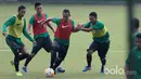 Hansamu Yama, (kiri) berlatih bersama rekan-rekannya di Lapangan Sekolah Pelita Harapan, Karawaci, Jumat (17/3/2017). Timnas U-22 mempersiapkan diri melawan Myanmar pada laga persahabatan 21 Maret 2017. (Bola.com/Nicklas Hanoatubun)