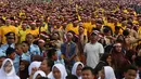 Ratusan peserta dari dari berbagai unsur mengenakan ikat kepala merah putih saat menghadiri acara Nusantara Bersatu di Monas, Jakarta, Rabu (30/11).  Acara tersebut digelar dalam rangka memperkokoh rasa persatuan dan kesatuan. (Liputan6.com/Johan Tallo)
