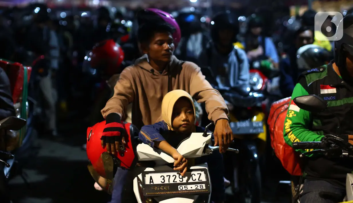Ribuan pemudik sepeda motor menuju pulau Sumatera memadati Pelabuhan Ciwandan, Banten. (Liputan6.com/Angga Yuniar)