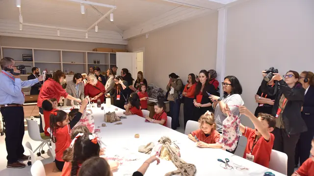 Sejumlah anak mengikuti kegiatan edukasi dan praktik pemanfaatan kembali bahan bekas di Zero Waste Foundation, Istanbul, Turki, Rabu (14/10/2026).