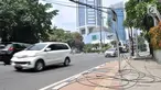 Kendaraan melintas dekat kabel listrik yang menjuntai di Jalan Haji Agus Salim, Jakarta, Minggu (9/9). Instalasi kabel yang menjuntai ke jalan akibat tersangkut truk itu dapat membahayakan warga dan pengendara yang melintas (Merdeka.com/ Iqbal S. Nugroho)