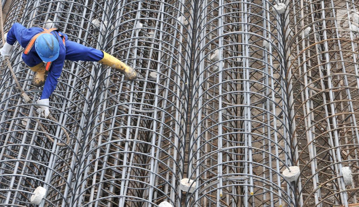 Pekerja mengaitkan besi-besi saat melakukan pembangunan enam ruas tol dalam kota seksi 1A di kawasan Cakung, Jakarta, Senin (5/11). Proyek enam ruas tol dalam kota diperkirakan membutuhkan total investasi Rp 41,17 trilliun. (Liputan6.com/Iqbal Nugroho)