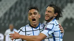 Pemain Inter Milan, Matteo darmian dan Lautaro Martinez, melakukan selebrasi usai mencetak gol ke gawang Borussia Moenchengladbach pada laga Liga Champions di Stadion Borussia Park, Rabu (2/12/2020). Inter Milan menang dengan skor 3-2. (AFP/ Ina Fassbender)