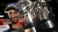 CEO Ducati, Claudio Domenicali, menyemangati Andrea Dovizioso yang akan menjalani balapan hidup mati penentuan gelar MotoGP 2017 di Valencia, Minggu (12/11/2017). (dok. MotoGP)