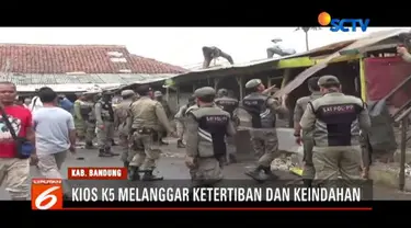 Petugas Satpol PP Kabupaten Bandung membongkar 155 kios PKL liar di dua titik berbeda di kawasan Terminal Banjaran.