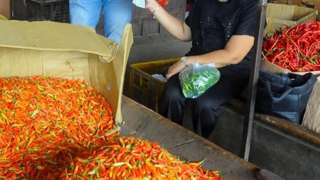 Pedagang melakukan transaksi dengan pembeli saat harga cabai rawit merah masih tinggi di Pasar Induk Kramat Jati, Jakarta, Kamis (30/11/2023).