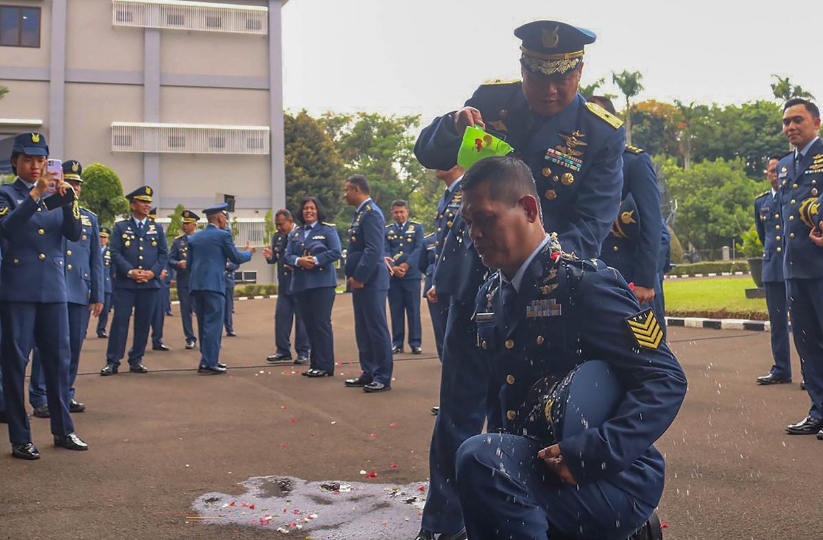 FOTO: Tradisi Mandi Kembang Warnai Kenaikan Pangkat di Koopsudnas