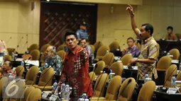Sejumlah Anggota DPD melakukan interupsi dan memaksa para pimpinan DPD untuk menandatangani Tata Tertib DPD RI sesuai dengan keputusan Sidang Paripurna tanggal 15 Januari 2016 saat Rapat Paripurna DPD, Jakarta (29/4). (Liputan6.com/Johan Tallo)  
