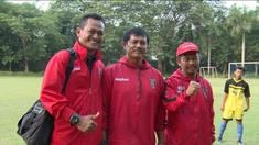 Masyarakat Kota Tangerang Selatan menerima kunjungan Indra Sjafri Bersama Tim Pelatih Bali United dalam rangka program pencarian bakat sekaligus pembagian bola gratis untuk SSB prasejahtera.