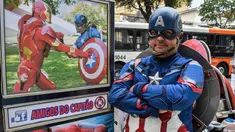 Wakil kandidat untuk Partai Sosial Liberal (PSL), Luiz Carlos de Paula yang dikenal sebagai Captain America saat kampanye di Sao Paulo, 26 September 2018. Perwira polisi Brasil itu siap melakukan apa saja untuk menarik pemilih. (AFP/NELSON ALMEIDA)