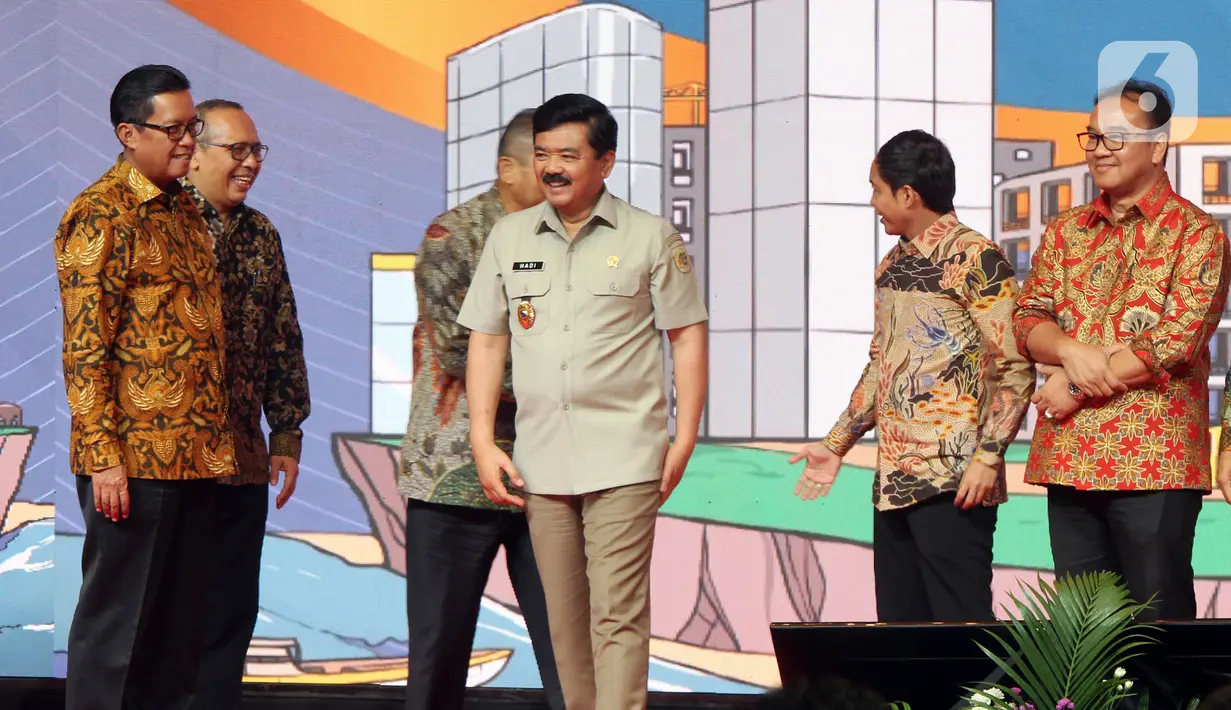 Menteri Agraria dan Tata Ruang/Kepala Badan Pertanahan Nasional (ATR/BPN) Hadi Tjahjanto (tengah) tiba untuk membuka Rapat Kerja Nasional (Rakernas) Tahun 2023 di Hotel Shangri-La, Jakarta, Selasa (7/3/23). Rakernas bertema "Peningkatan Investasi Melalui Transformasi Digital dan Kepastian Hukum di Bidang Tata Ruang dan Pertanahan". (Liputan6.com/Johan Tallo)