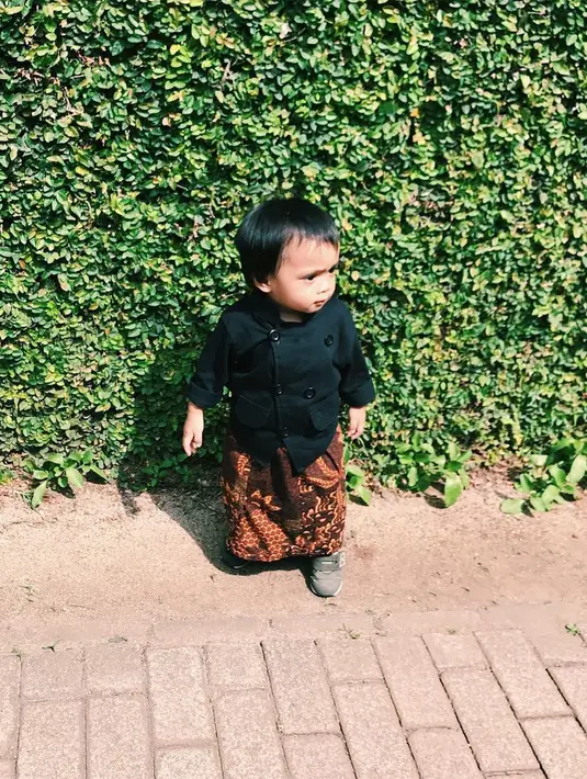 Tingkahnya dan parasnya yang menggemaskan membuat banyak orang selalu ingin melihat perkembangan yang terjadi dengan anak laki-laki ini. Tentunya lewat unggahan di akun instagram Ayudia dan Ditto. (Instagram/ayudiac)