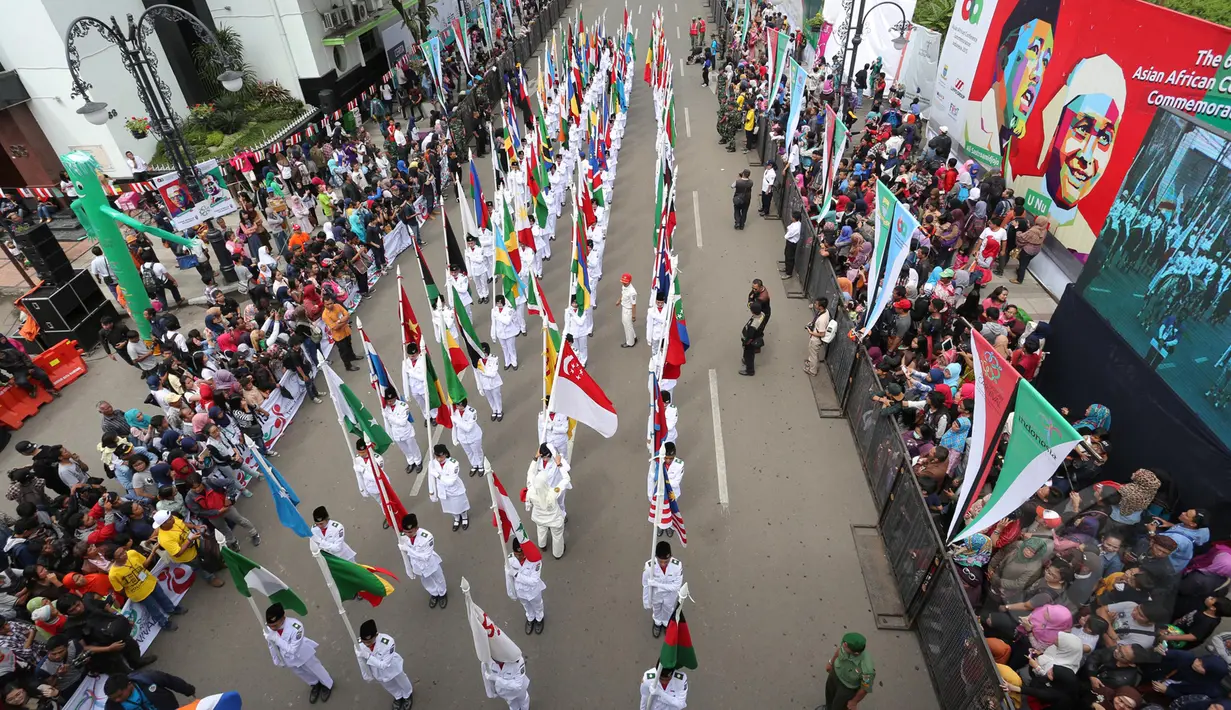 Kemeriahan pawai Parade Asia Afrika di Bandung, Sabtu (26/4/2015). Pawai Parade Asia Afrika dimeriahkan dengan menampilkan berbagaimacam pakaian tradisional masing-masing negara. (Liputan6.com/Herman Zakharia) 