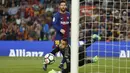 Bintang Barcelona, Lionel Messi saat mencetak gol kegawang Villareal pada laga La Liga Santander di Camp Nou stadium, Barcelona, (9/5/2018). Barcelona menang telak 5-1. (AP/Manu Fernandez)