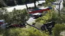Pekerja memindahkan sebuah mobil setelah kecelakaan yang melibatkan pegolf  Tiger Woods di Rancho Palos Verdes, California, pinggiran Los Angeles, Selasa (23/2/2021). Tiger Woods dilaporkan masih dalam keadaan sadar ketika pemadam kebakaran menolongnya dari mobil. (AP Photo/Marcio Jose Sanchez)