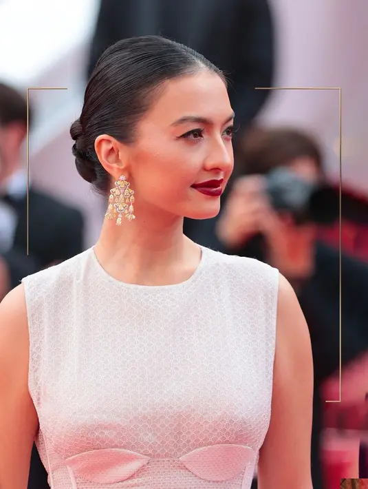 Look Raline Shah disempurnakan dengan anting berlian Chopard saat melangkah di karpet merah Cannes Film Festival 2022 (Foto: Instagram @chopard)