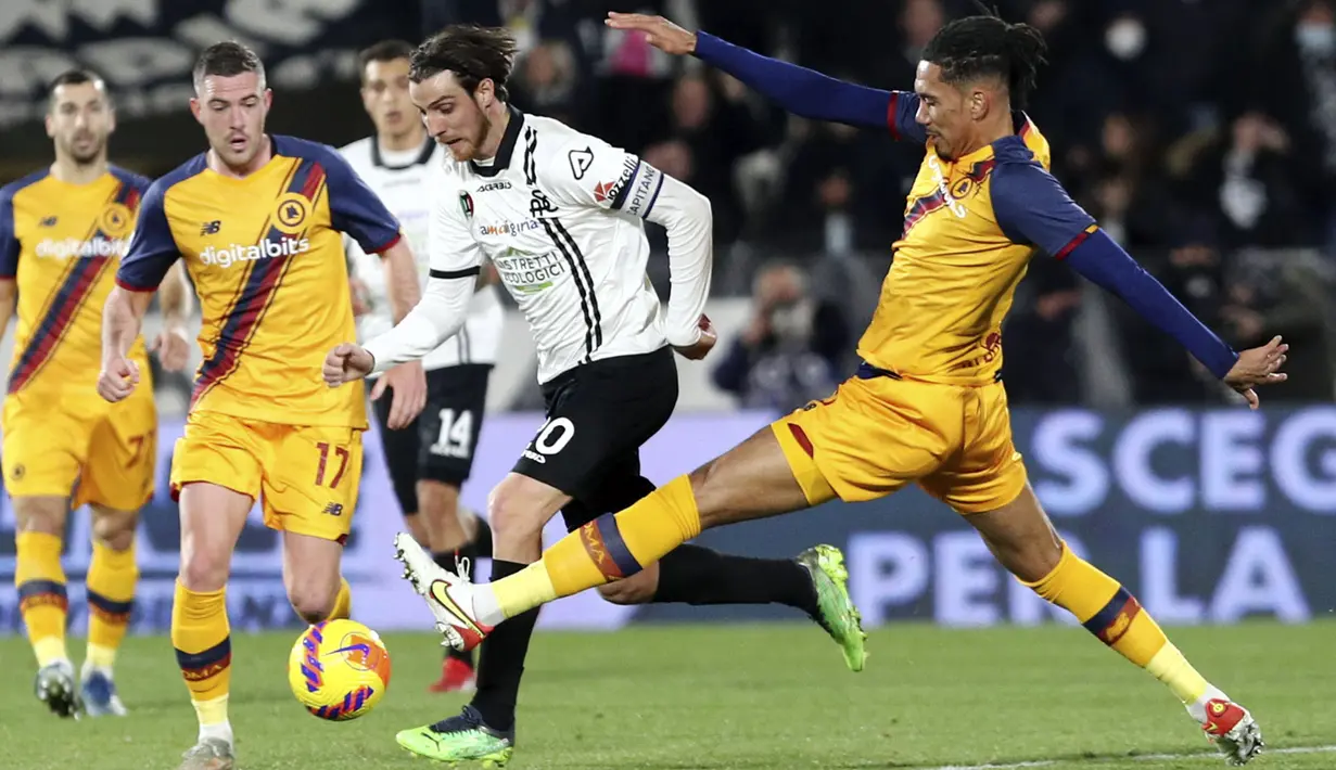 Bek AS Roma, Chris Smalling berusaha merebut bola dari pemain Spezia, Alessandro Bastoni pada pertandingan lanjutan Liga Serie A Italia di Stadion Alberto Picco di La Spezia, Italia, Senin (28/2/2022). AS Roma menang tipis atas Spezia 1-0. (Tano Pecoraro/LaPresse via AP)