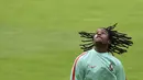Pemain Portual, Renato Sanches menanti bola yang melewatinya pada sesi latihan di Marcoussis, outskirts,  Paris, (5/7/ 2016), Portugal akan menghadapi Wales pada semifinal Piala Eropa 2016. (AFP/Francisco Leong)